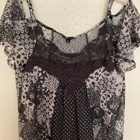 This is a very light, cute, feminine top that will dress up any occasion.. - Picture 5 of 6